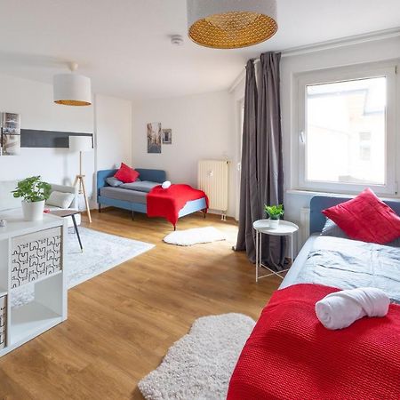 FULL HOUSE Studios - Hawk Apartment - NETFLIX, WiFi inkl Halle  Exterior foto